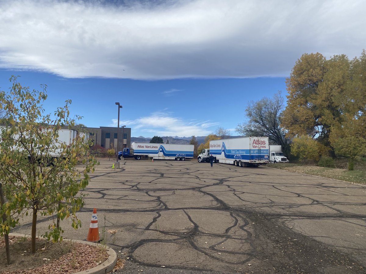 GoldenVanLines's tweet photo. It’s going to take us a couple of weeks to move one of the largest western art greeting card companies to their brand new building. https://t.co/xrfAvnJ7pm