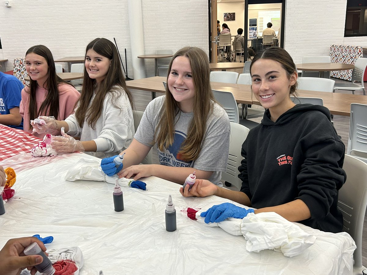PEARCEDECA's tweet photo. JJ Pearce Fashion Marketing learned how to turn some plain into something Marketable today by Tie Dying 🙌🏻 @JJPearceHS @RISD_CTE @TheCBreedlove https://t.co/sAXBLJheZw