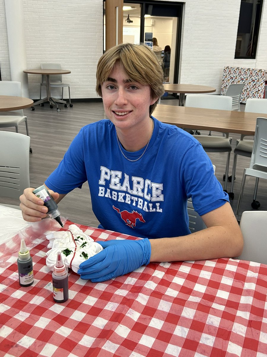 PEARCEDECA's tweet photo. JJ Pearce Fashion Marketing learned how to turn some plain into something Marketable today by Tie Dying 🙌🏻 @JJPearceHS @RISD_CTE @TheCBreedlove https://t.co/sAXBLJheZw