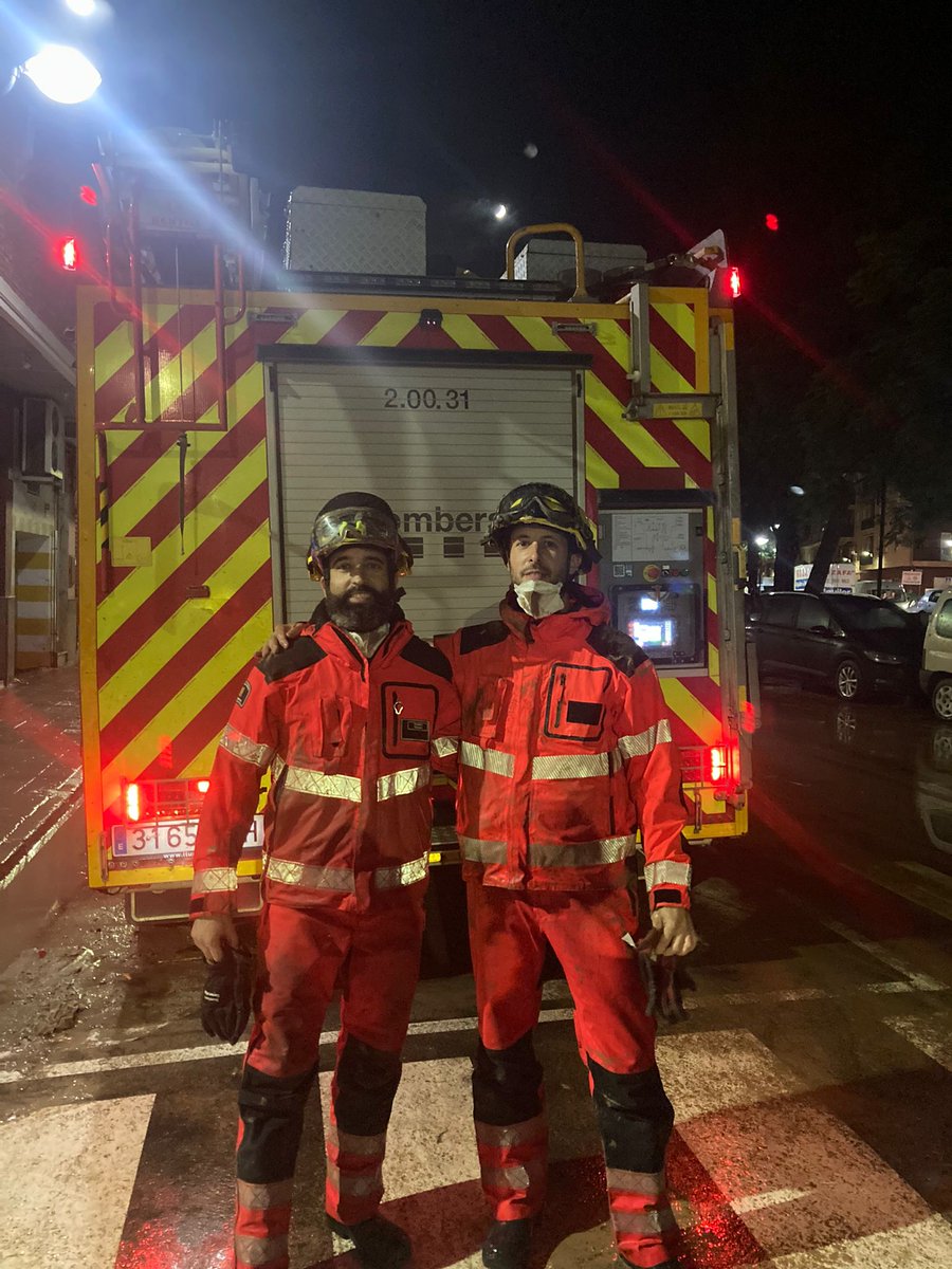Ahir dijous, dos companys del Parc de Sant Antoni de Vilamajor van poder anar amb el nou contingent de relleu a València.
Molts bombers voluntaris i professionals estan en llista d'espera per poder anar a València a ajudar als damnificats.
Sort i aneu en compte companys.