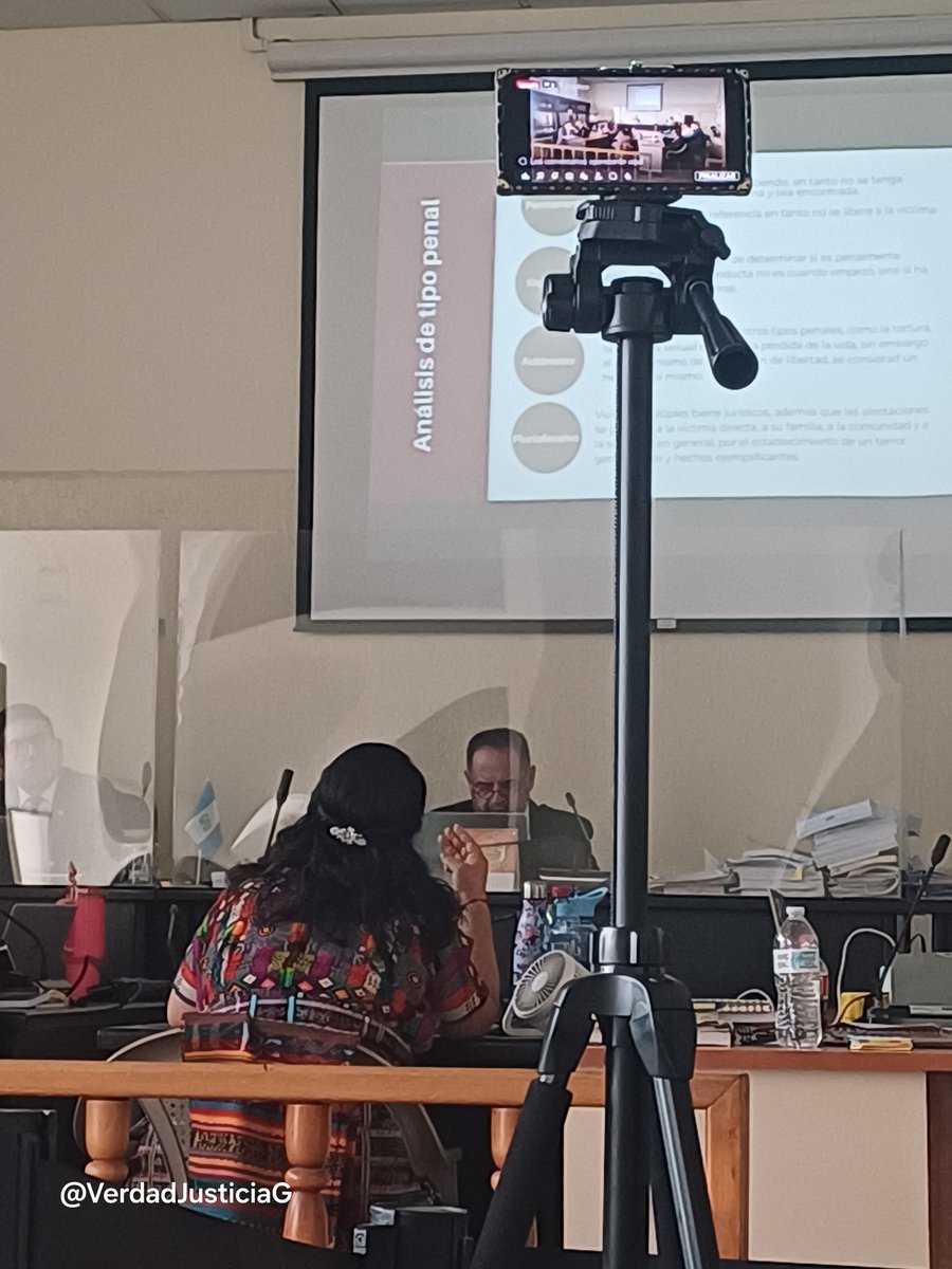 #CasoGenocidioIxil

1/ Respecto al delito de desaparición forzada, la querella inició sus conclusiones con el análisis del tipo penal, destacando que este delito continúa cometiéndose mientras la víctima no sea encontrada.