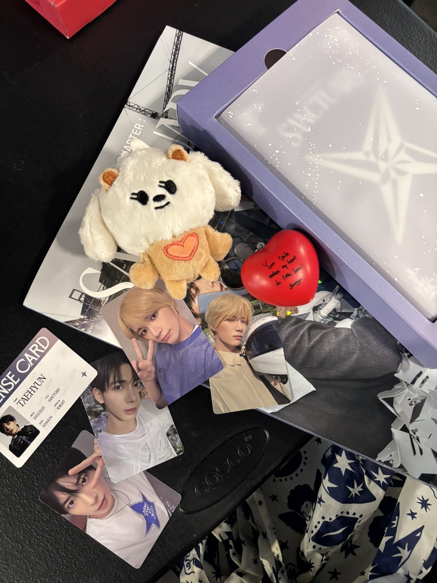 simchxn's tweet photo. PULLED MY BIAS (beomgyu) + WRECKER (terry) TODAY omg 😭 ty @hello82official @hello82SEATTLE for having such a cute popup 🤍#TOMORROW_X_TOGETHER_POPUP #hello82 #hello82SEATTLE #82giveaway https://t.co/iKeFVMhGJb