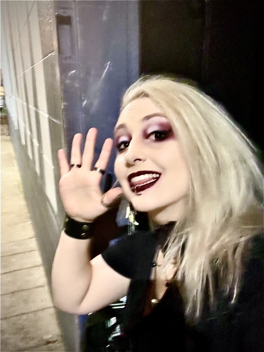 PaleValkyrie's tweet photo. Balloon day face reveal 
From last year. Miss my ash blonde and shaved sides https://t.co/j5wqKplp1i
