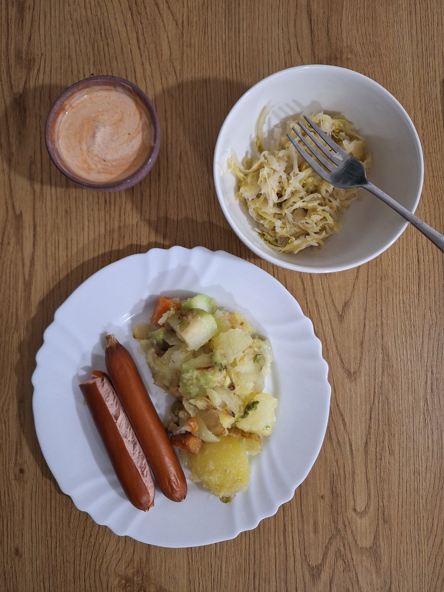 PaulAndJet's tweet image. #едимДома на ужин капусту, сосиски, всякие корнеплоды жареные и соус из йогурта с паприкой перцем и чесноком