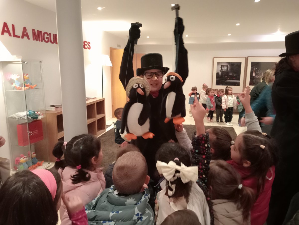 De excursión al Teatro Calderón. Los alumnos de infantil han conocido hoy a "Bobo", un pingüino muy divertido...🐧🦭🐬🐳🐟