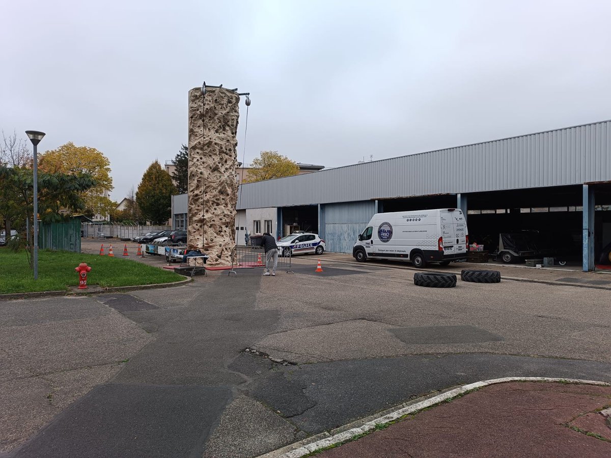 RaidAventureRAO's tweet photo. [#Cohesion] Pas de Prox durant 2 jours, l'occasion de mettre à disposition notre matériel à la #CANIF pour que les collègues #CRS puissent en profiter. Notre matériel a permis durant 2 jours à tous les collègues de bénéficier d'un moment de cohésion.
Ces moments contribuent au bien-être au travail et sont importants dans la prévention du suicide au sein de la @PoliceNationale. 
C'est aussi ça @RaidAventureRAO !
