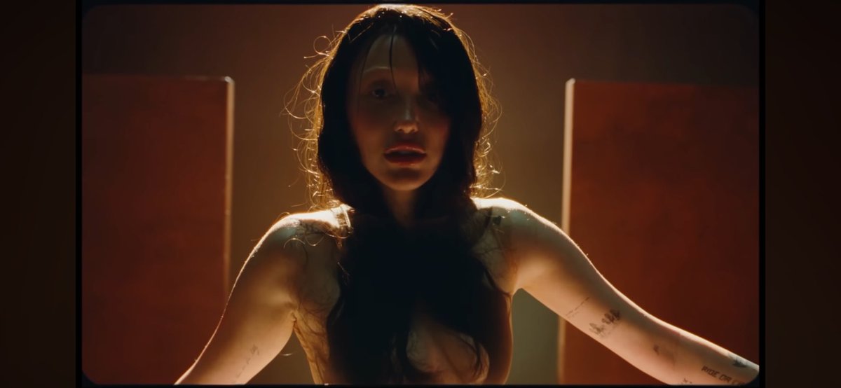 hooliaboolia__'s tweet photo. Noah Cyrus jump scare https://t.co/xhaAQ0rnhp
