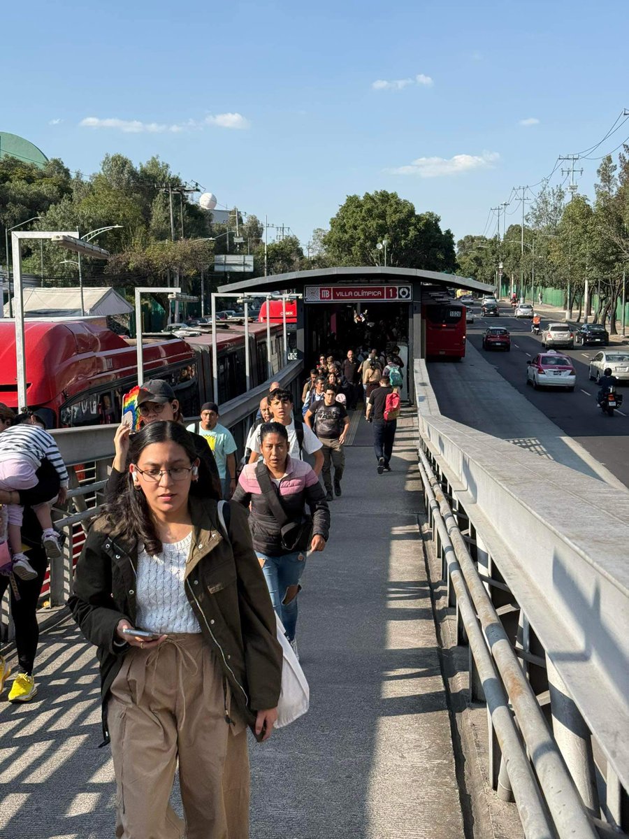TlalpanVecinos's tweet photo. El bloqueo en Insurgentes continúa a la altura de la estación de Metrobús Fuentes Brotantes, lo que ha llevado a que los usuarios sean desalojados en la estación Villa Olímpica. https://t.co/YfNZ4ngpCc
