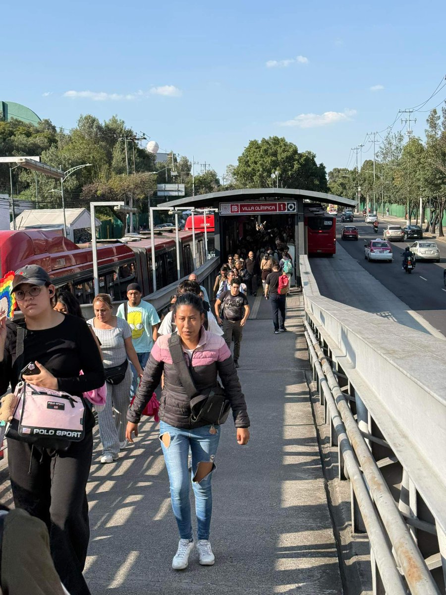 TlalpanVecinos's tweet photo. El bloqueo en Insurgentes continúa a la altura de la estación de Metrobús Fuentes Brotantes, lo que ha llevado a que los usuarios sean desalojados en la estación Villa Olímpica. https://t.co/YfNZ4ngpCc