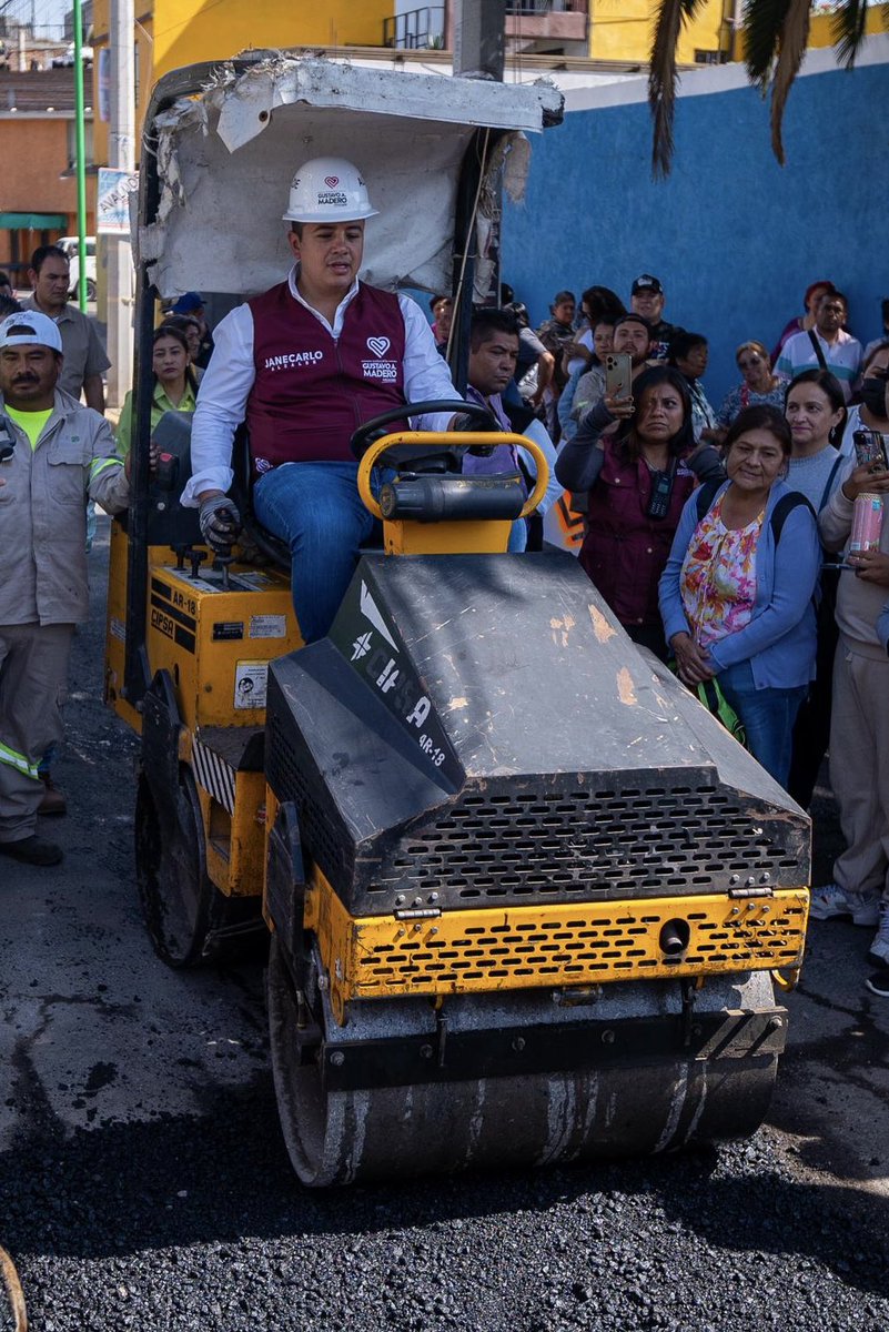 yancolozano's tweet photo. ¡Excelentes noticias para GAM!

Llevamos más de 2000 baches atendidos en @TuAlcaldiaGAM y como aquí no hay descanso, iniciamos los trabajos para erradicar cada calle en mal estado, en la COL. CASAS ALEMÁN 🚜

#GAMLateConFuerza👷🏽‍♀️👷🏽 https://t.co/xUmwC2mP6f