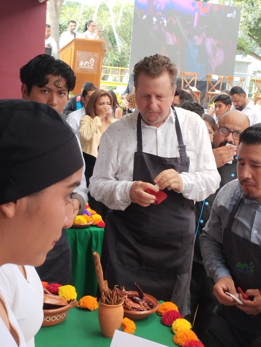 JuanTressZilli's tweet photo. Felicidades a la UTCV por 20 años formando profesionistas, por cada logro y el compromiso que reiteran día a día; así lo constaté hoy en la ceremonia que realizó esta gran institución, en la cuál reinauguraron las aulas de gastronomía y así ofrecer mejores condiciones.
#JuanTress https://t.co/b381sXVd5h