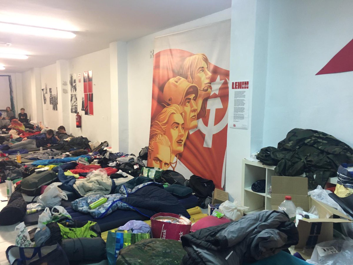 Voluntarios/as de Euskadi, Bélgica y Andalucía juntos en Paterna salen mañana de nuevo a primera hora en las #BrigadasVoluntarias del PCPV en apoyo a las víctimas de la DANA.

<a href="/elpce/">Partido Comunista de España</a> <a href="/mundoobrero/">Mundo Obrero 🇵🇸</a> <a href="/pce_epk/">PCE-EPK☭</a> <a href="/pcandalucia/">Partido Comunista de Andalucía</a> <a href="/ptbbelgique/">PTB Belgique</a>