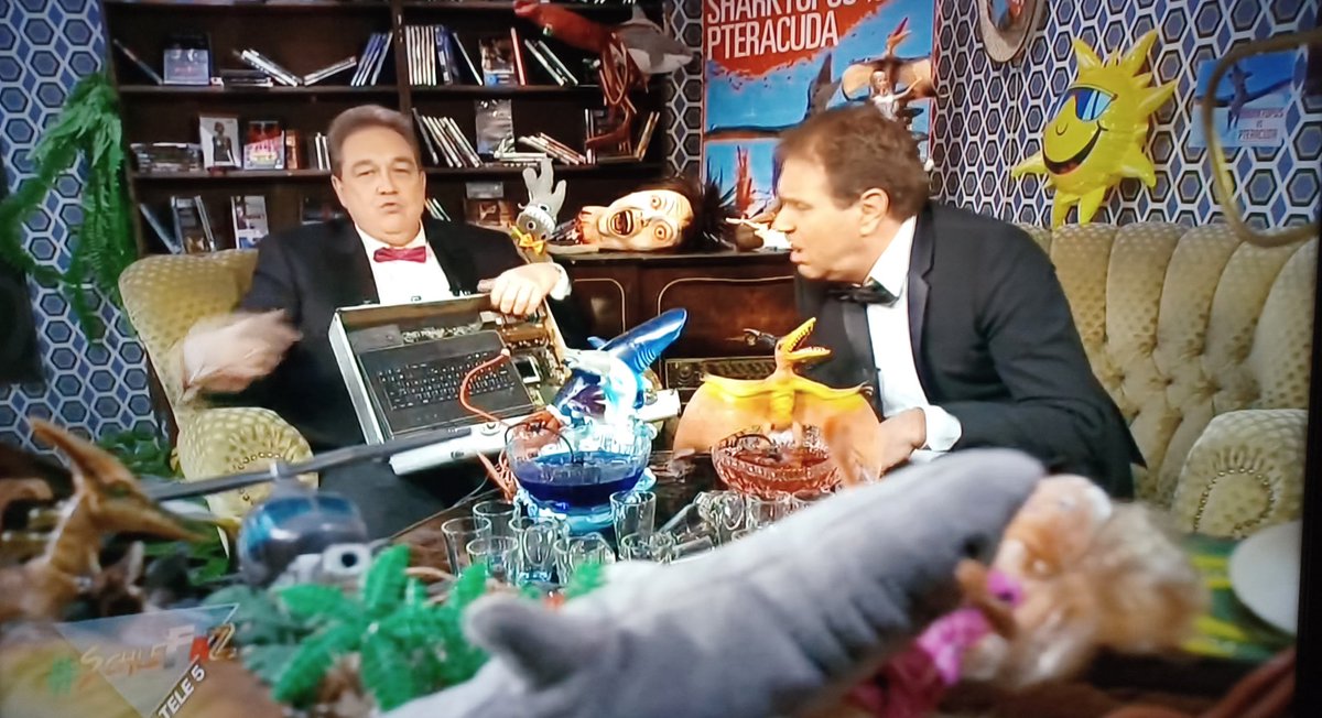 Frank_S_1978's tweet photo. Ollis Koffer sieht realistischer aus, als das Ding im Film.
#LezFaZ
#SchleFaZ
#SharktopusVsPteracuda
#TeamCuda
#UnschuldsFaZ
#SchlefazBeiNitro https://t.co/QaSQVPAKHG