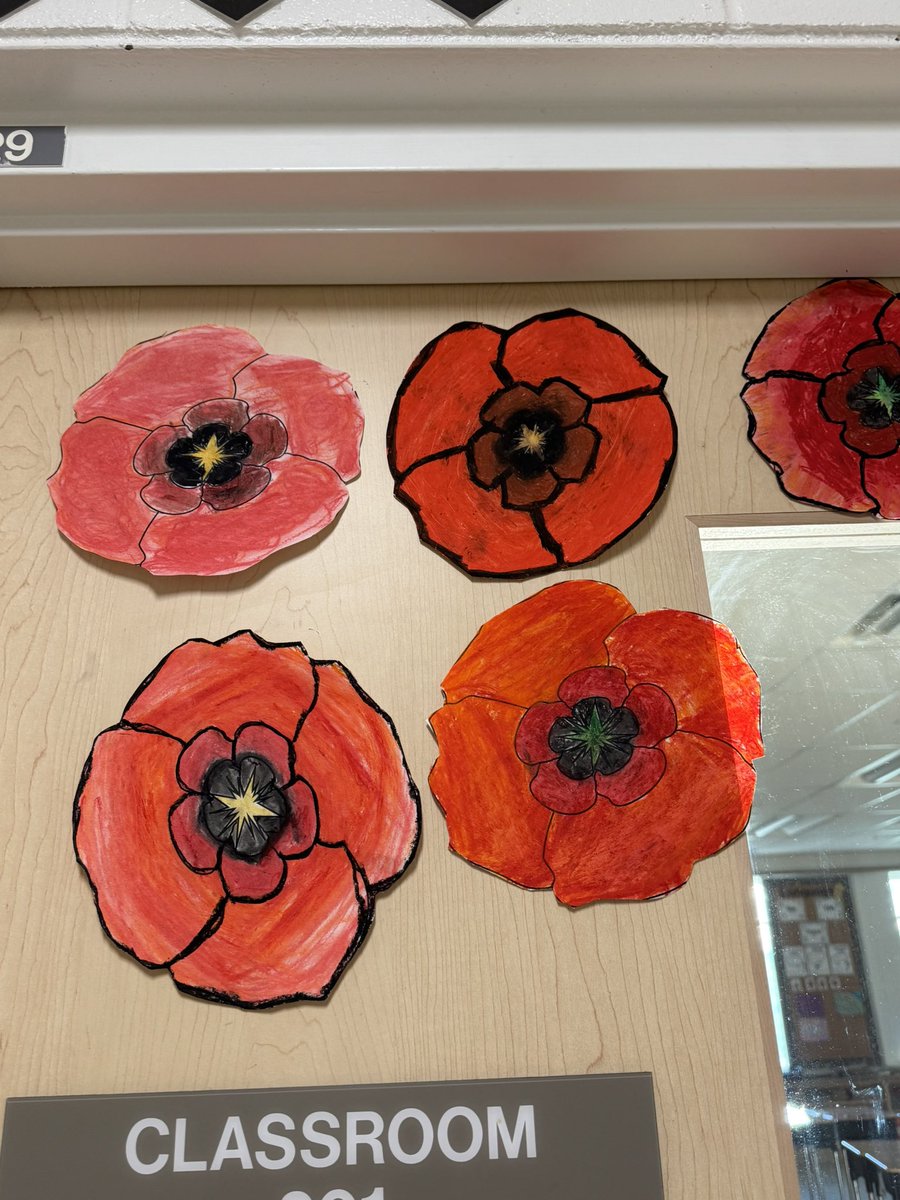 Miss_LEmes's tweet photo. Poppy art on a Friday using pastels.  @StScholStorm https://t.co/oGDrwPMX9z