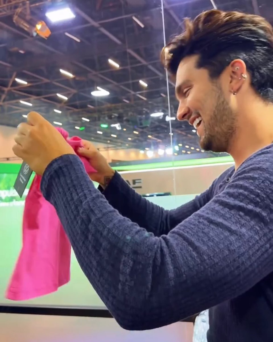 se eu tô boba com uma foto dele segurando uma roupinha, imagina quando for a mini querida? chorarei