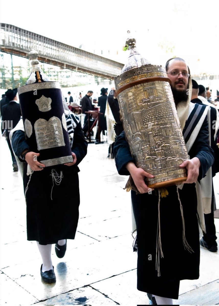 Hier brengen een aantal Jiddische Amsterdammers hun slachtoffer rollen n veiligheid 
#AmsterdamAttack #FreePalestine