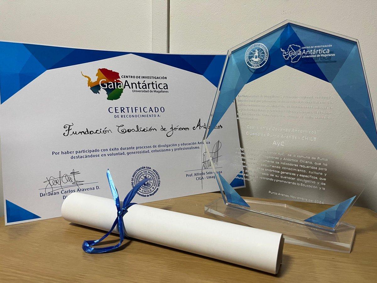 Luego de dos años de trabajo continuo  <a href="/ayc_puq/">AYC Punta Arenas 🇦🇶</a> obtuvo el Sello Antártico otorgado por <a href="/UmagCiga/">CIGA UMAG</a>. Agradecemos el trabajo desarrollado por nuestros voluntarios y colaboradores y en especial a  <a href="/Austropatagonia/">Alfredo Soto</a> por el trabajo incansable en Educación Antártica. Seguimos 🇦🇶💙🐧