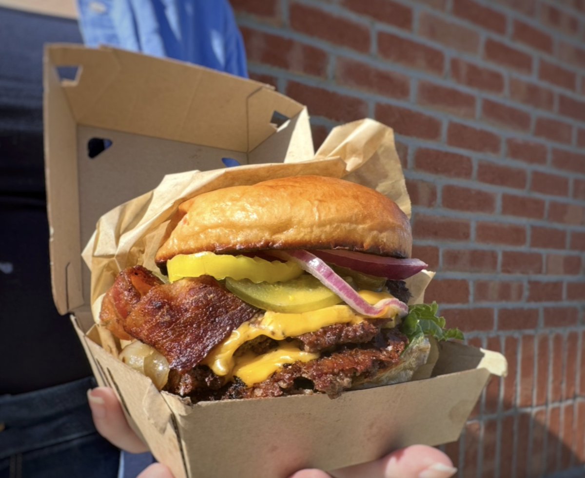 dashinstores's tweet image. ⚠️ WARNING Image will cause Hunger 🤤 🍔  #DashIn #Burger