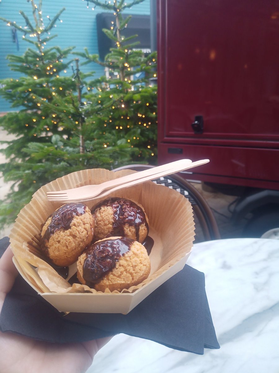 juicyrootsblog's tweet image. A cosy corner at @bicestervillage — Cecconi’s Piaggio is dishing out sweet profiteroles and a choice of coffee, surrounded by a festive setup so charming, you might just feel like you’re in the Alps… 🎄✨☕🍫 #FestiveFeels #AlpineDream #BicesterVillage
instagram.com/p/DCICwZyOZR_/