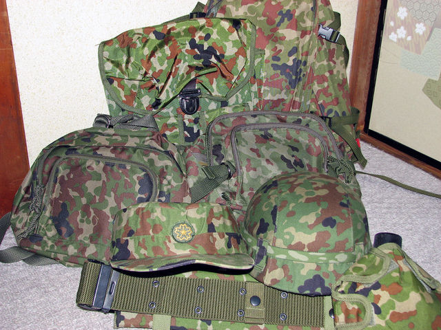 「頑張って! うちに残ってる装備ってこれくらいです。 だいぶ上げちゃいましたからね」|なかむらのイラスト