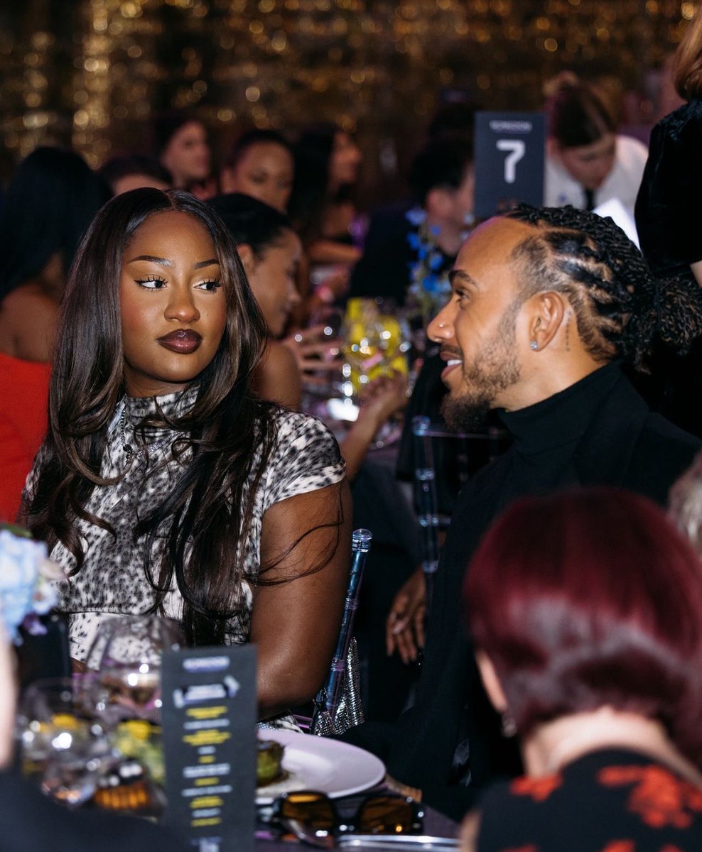 PoojaMedia's tweet image. Lewis Hamilton was lost beside Nigerian singer, Tems. 🔥🇳🇬