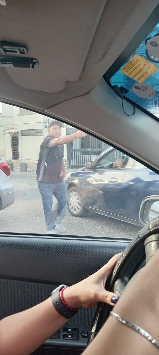 EvaQuinmo's tweet photo. @ATMGuayaquil un agente a la Av. Las Aguas. Un ciudadano tuvo que ayudar a dirigir el tránsito. https://t.co/of12jHAa7a
