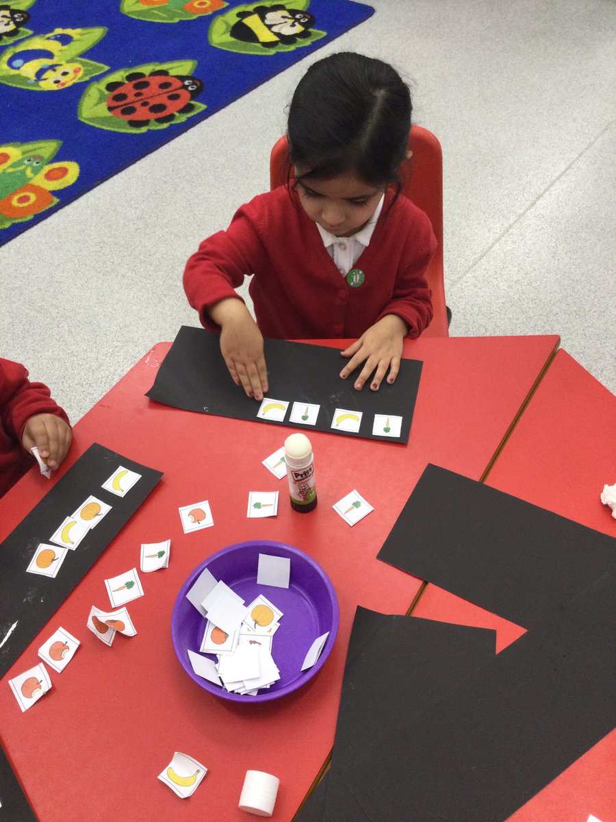 LeighPrimary's tweet image. Nursery children have been super at recognising repeated patterns. After being shown altogether what to do they went and made their repeated patterns independently.@voice21oracy #PD #Maths #repeatedpatterns