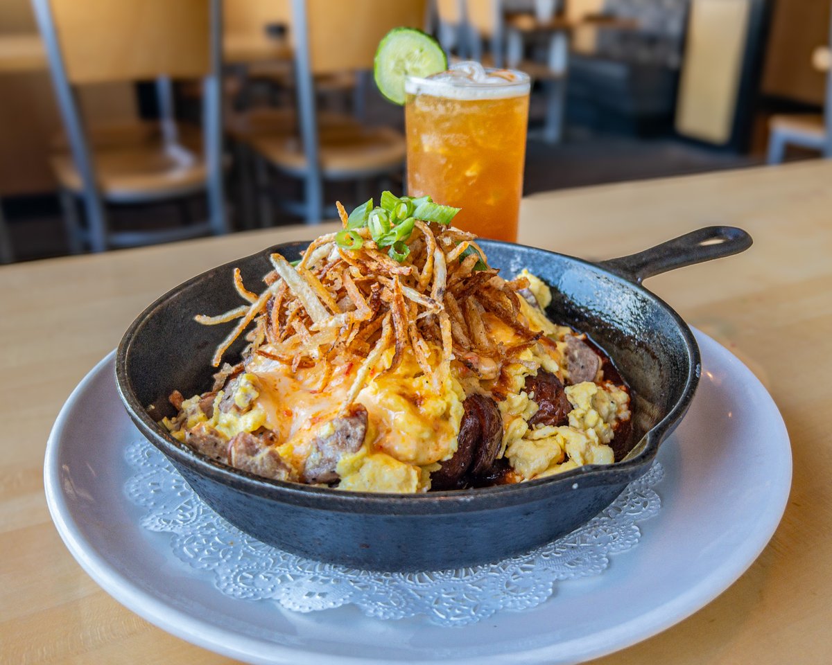 DESTIHL_Rest's tweet photo. Weekend Brunch is calling. Answer the call with our 𝐁𝐀𝐂𝐎𝐍 𝐒𝐀𝐔𝐒𝐀𝐆𝐄 𝐒𝐊𝐈𝐋𝐋𝐄𝐓! Smashed red potato, scrambled egg, tomato-guajillo sauce, green onion, cheddar cheese sauce, pimento cheese &amp; crispy shredded potato combine to satisfy your craving. https://t.co/vBAGF3HRh3