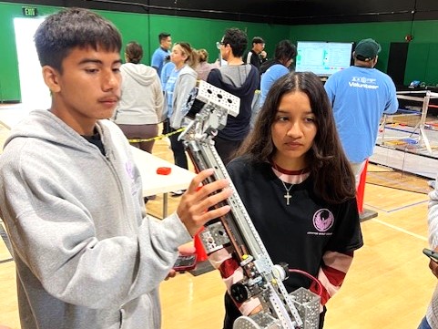 ComptonUnified's tweet image. 🚀 Robotics Season Kick-Off! 🤖 5 CUSD schools, 11 teams and 115 scholars kicked off the CUSD @FTCTeams Challenge Robotics season, showing off their hard work and creativity.
#CUSDInnovation #RoboticsSeason #FTCRobotics #ComptonUnified #Elevate