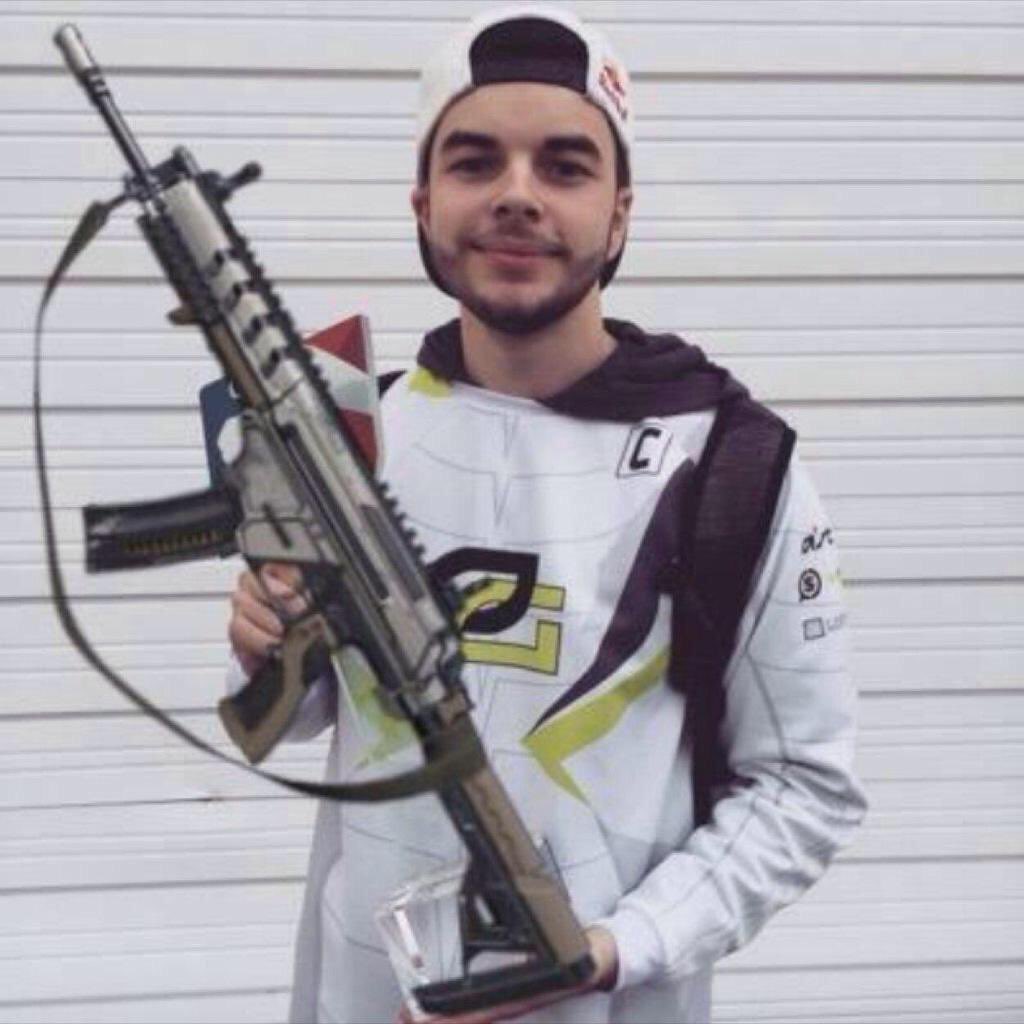 KaleiRenay's tweet photo. @100Thieves @Nadeshot an icon. a star. an hbr. https://t.co/p8hDSXf5VH