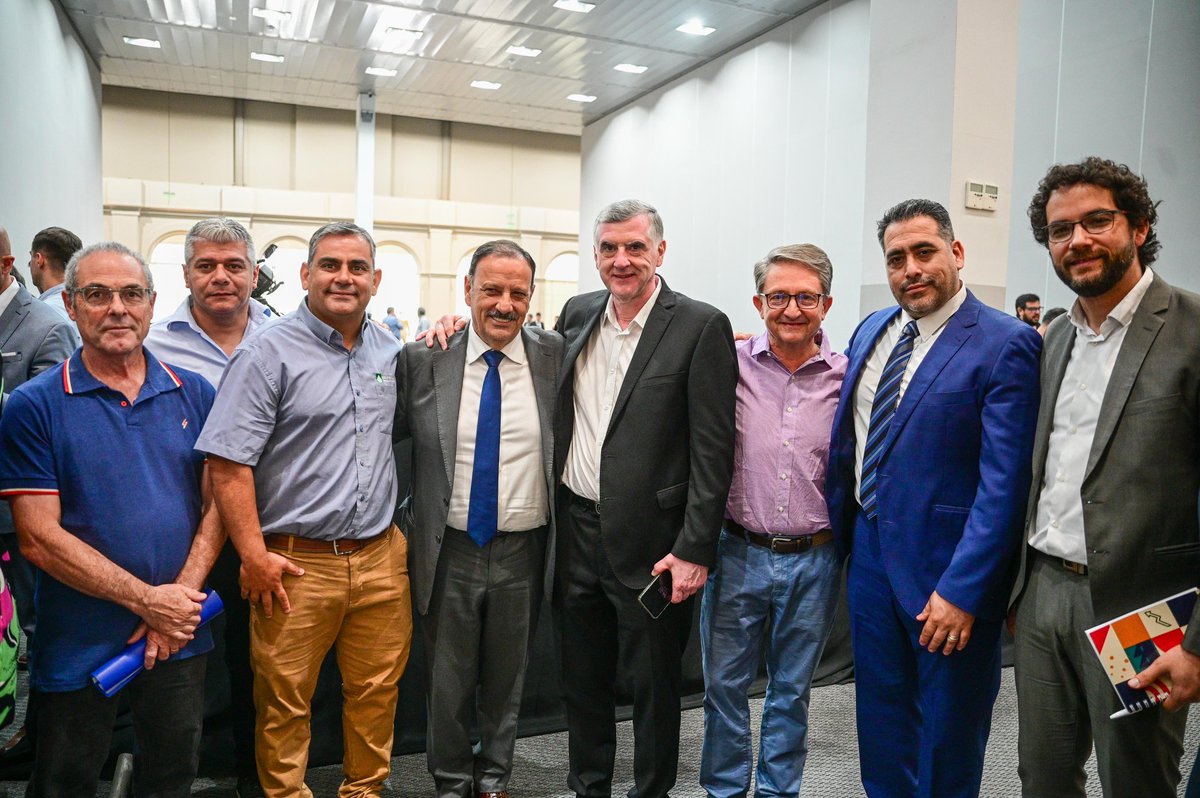 GedeSanchez's tweet photo. Acompañamos al Gobernador Quintela junto a directores de las empresas estatales Mejor Riojanas, en el encuentro "BID Invest: oportunidades de financiamiento para el sector público-privado del Norte Grande argentino". Gran desafío para seguir creciendo la economía riojana. https://t.co/PeQ6GrTTpd