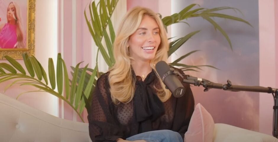 Almost12_News's tweet image. The Controversial Appearance of Bonnie Blue on Saving Grace:

Bonnie Blue, a 304 OnlyFans model who offered to sleep with students during Freshers’ Week in Nottingham, recently appeared on GK Barry's Saving Grace podcast. 
#BonnieBlue #OnlyFans #SavingGrace