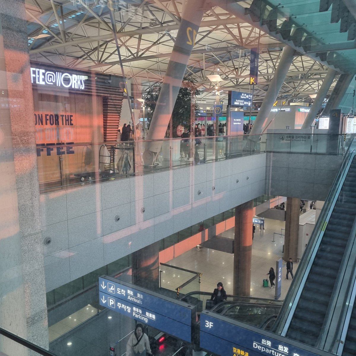 #여행은못가도기분만이라도 
인천공항 1터미널 
3층출국장 적당히 붐빔
2024.11.09 오전7시20분