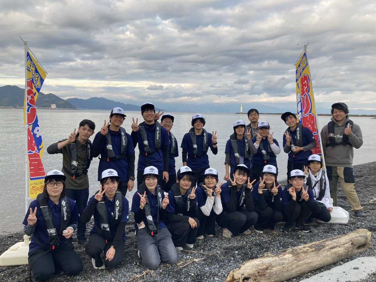 FA_shizuoka's tweet photo. おはようございます
先日の三保真崎海岸　専門学校ルネッサンス･ペット・アカデミーの学生さん向け釣り教室。授業の一環で実施して来ました。まだまだ海の中は秋の雰囲気🍂　カワハギやヘ���イ、クロサギ等が釣れました。初めての釣り　学生生活の思い出に釣りが残りそうな釣果となりました♪ https://t.co/ApgvtFd2A3