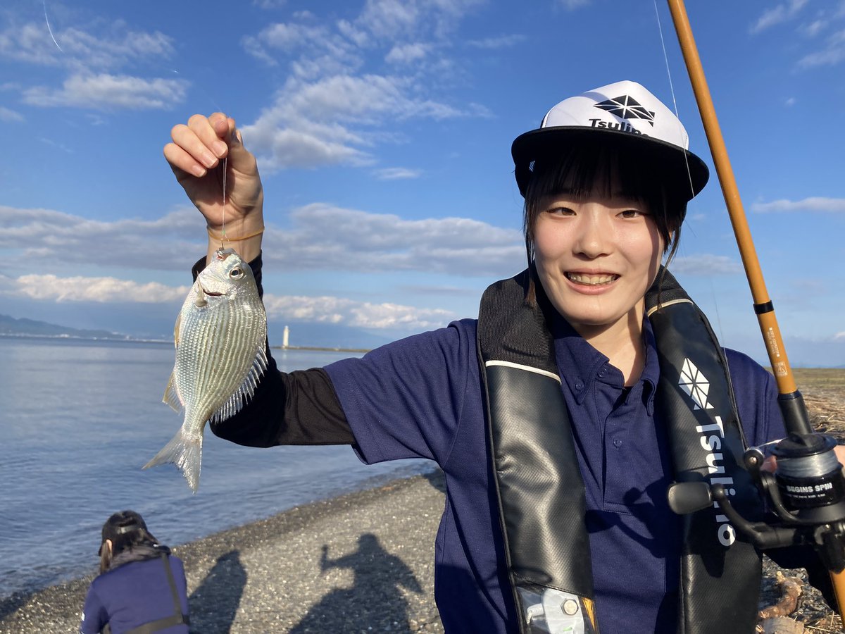 FA_shizuoka's tweet photo. おはようございます
先日の三保真崎海岸　専門学校ルネッサンス･ペット・アカデミーの学生さん向け釣り教室。授業の一環で実施して来ました。まだまだ海の中は秋の雰囲気🍂　カワハギやヘ���イ、クロサギ等が釣れました。初めての釣り　学生生活の思い出に釣りが残りそうな釣果となりました♪ https://t.co/ApgvtFd2A3