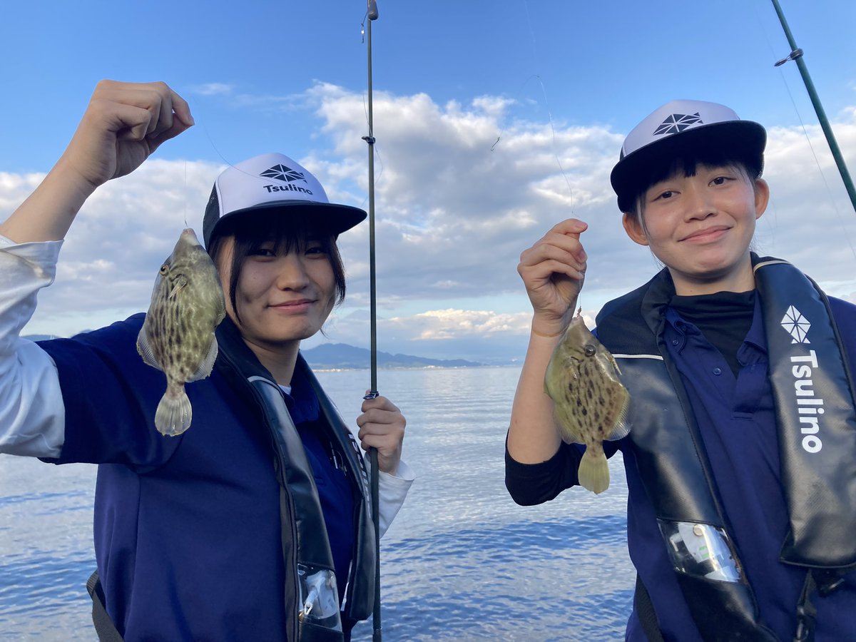 FA_shizuoka's tweet photo. おはようございます
先日の三保真崎海岸　専門学校ルネッサンス･ペット・アカデミーの学生さん向け釣り教室。授業の一環で実施して来ました。まだまだ海の中は秋の雰囲気🍂　カワハギやヘ���イ、クロサギ等が釣れました。初めての釣り　学生生活の思い出に釣りが残りそうな釣果となりました♪ https://t.co/ApgvtFd2A3
