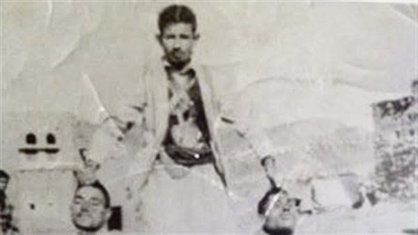 jamawadhi's tweet photo. جمهوريين في النهار ، ملكيين في الليل !!
احد رجال القبائل اليمنية يتفاخر بقطعه لرؤوس جنود مصريين في اليمن ..! https://t.co/ns17DTgzDK