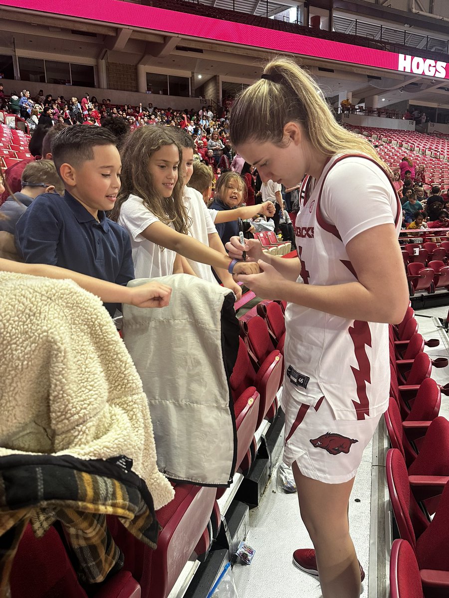 AmberJ14's tweet photo. Jenna being @jennalawrence34 !! Hanging around after the game making these kids feel special❤️🏀 #razorbackwbb #elementaryday https://t.co/nGe2cjEkSD