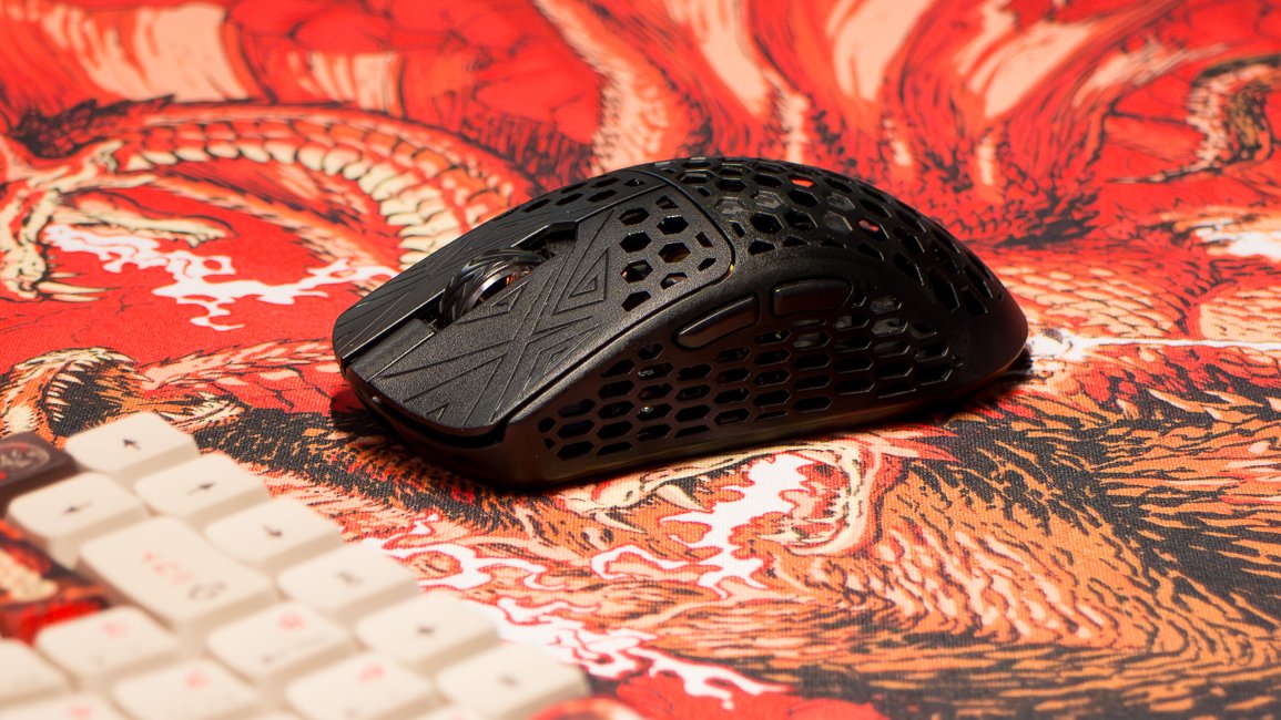 Akitsu carbon fiber 8k wireless has returned! 
Based on the feedback from the community we made the following adjustments:
✅New firmware improved performance stability
✅Lighter scroll wheel click
✅Increased tactile side buttons
✅Improved scratch resistant LCD Screen