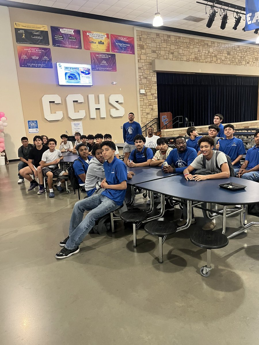 chrisyoung_18's tweet photo. First pre game meal of the year! Excited to see these guys on the court. #ThisWhatWeDo @CedarCreekHoops https://t.co/WYFNgmuXbT
