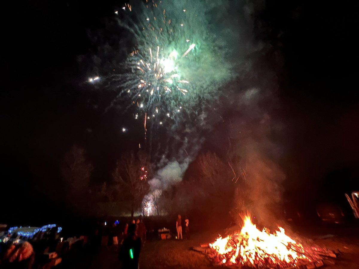 Always enjoy canal boat driving in the dark. Tonight to boaters fireworks &amp; bonfire before going to Edinburg on <a href="/LUCS_Canal/">Linlithgow Canal Centre</a> boat StMagdalene to be on of 18 boats in the Flotilla of Lights tomorrow

whatsoninedinburgh.co.uk/event/106089-r…