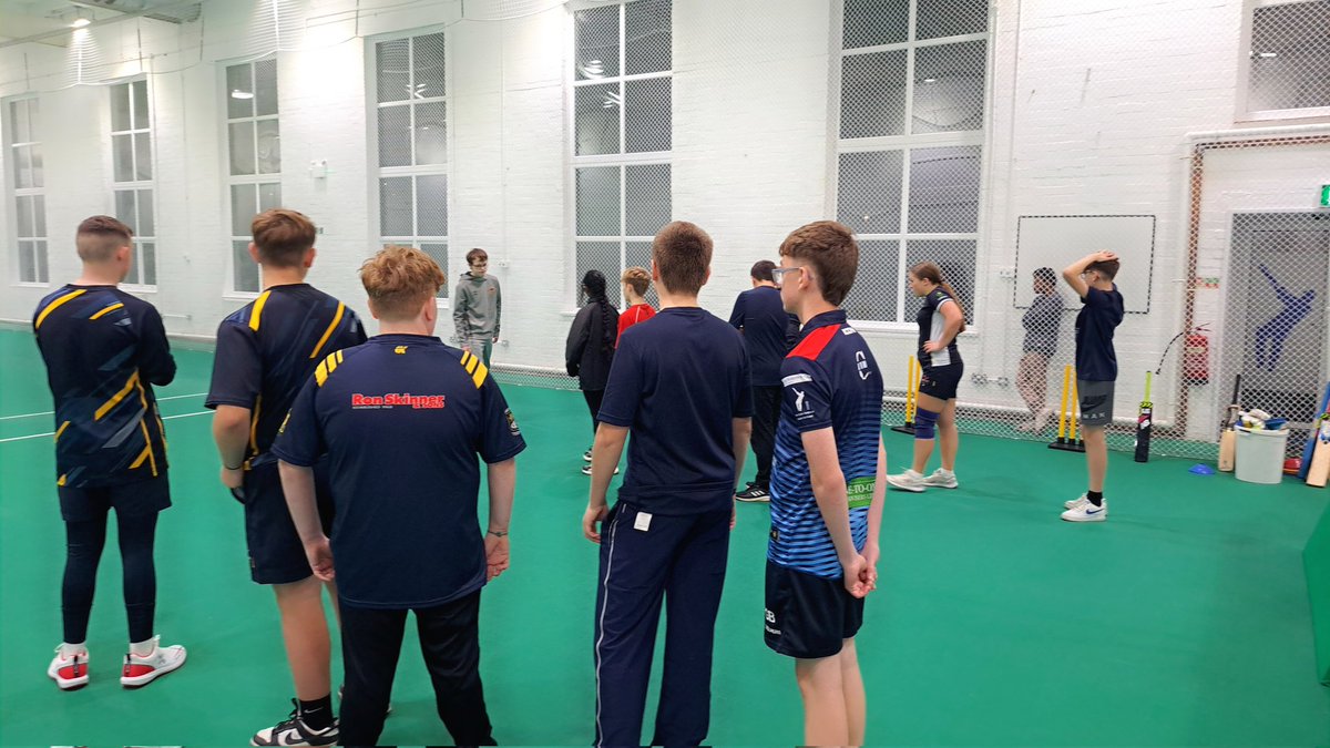 Great start to our winter training <a href="/evccindoor/">@ebbwvaleindoorschool</a> tonight  with excellent numbers in u11, u13 and u15 sessions.  #EbbwValeCCjuniors