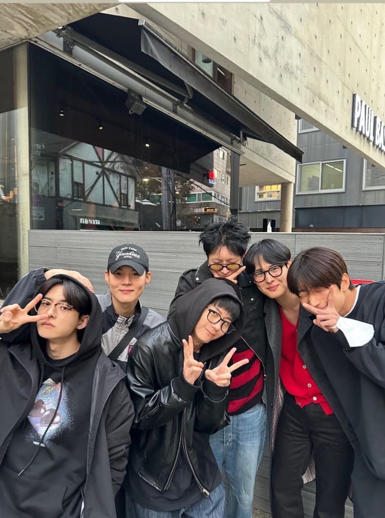 flowersforyouth's tweet photo. VICTON FOREVER 💙💛

2023                                                  2024 https://t.co/OizIoxIaNO