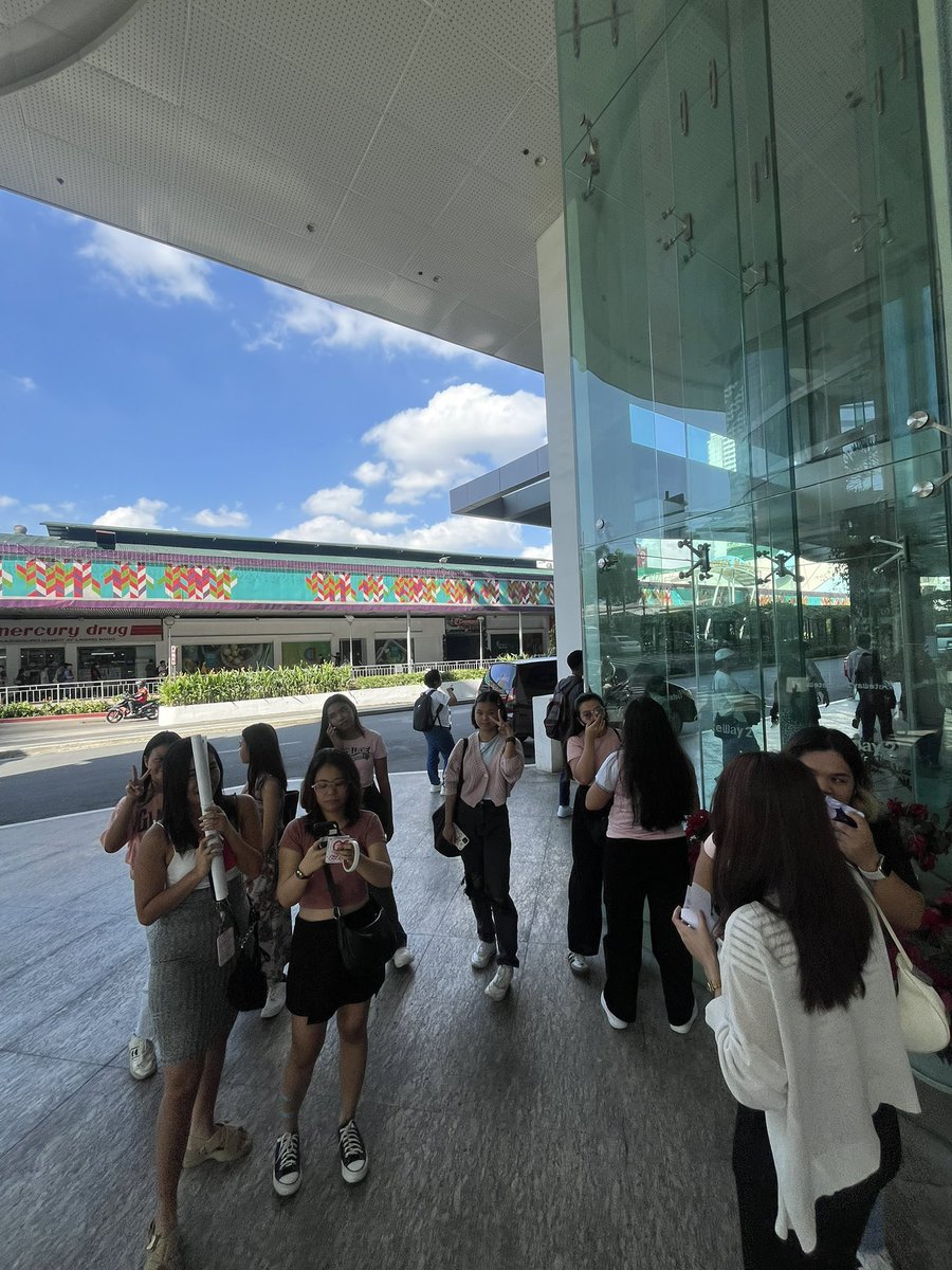 JarFyangNation1's tweet photo. JFN Team Live Update 🩷:

early birds!! see you littles! habol yung iba later 👀✨ https://t.co/QsYbFEWiOz