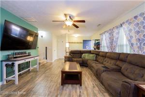 angelasemonin's tweet photo. Check out this listing in Louisville! Tell me what you think! https://t.co/zGrx7LmMUp https://t.co/vBXBOV68gx