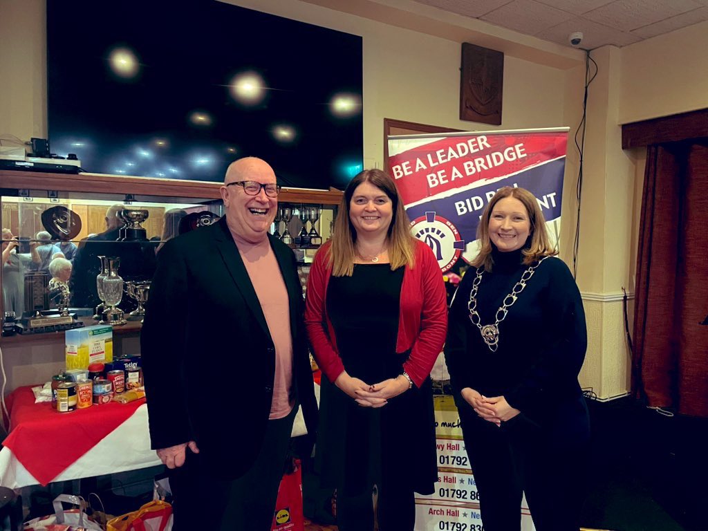 A fabulous event held by Mayor <a href="/GwennoFfrancon/">Gwenno Ffrancon</a> and Pontardawe Town Council at <a href="/PontyGolfClub/">Pontardawe Golf Club</a> tonight to note the 10th anniversary of <a href="/PantryPonty/">PANTRY Foodbank</a>, of which I’m a proud trustee, and to celebrate all the wonderful volunteers of #Pontardawe. #TrusteesWeek