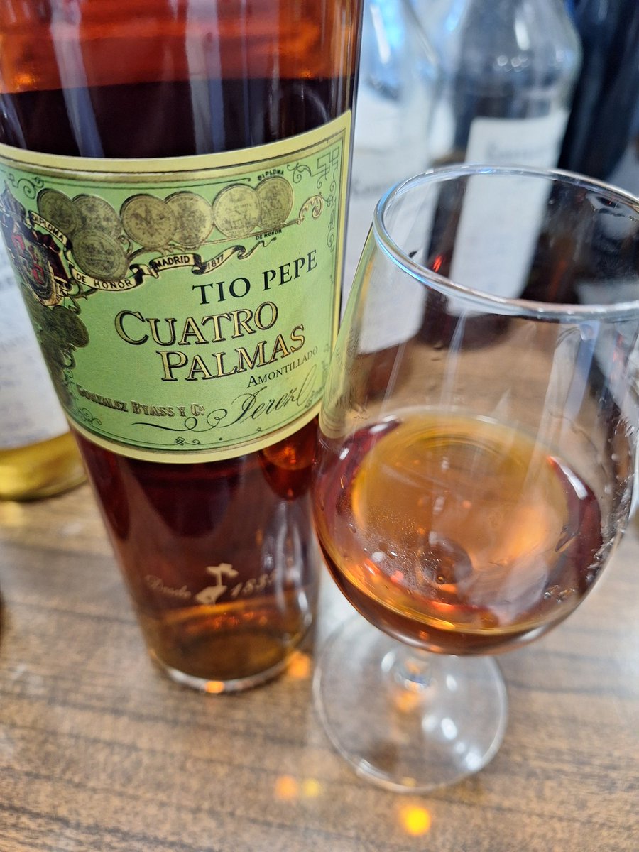 #Day5 #SherryWeek2024 con #Amontillado muy viejo <a href="/VinosJerez/">Vinos de Jerez</a> el vino más laureado de <a href="/bodegastiopepe/">Tío Pepe</a> la #CrianzaBiologica llevados al extremo con edad estimada de 40  años, con duración infinita con extrema complejidad y sapidez, fantastico
 #OneDayOneSherry #OneYear365Sherrys