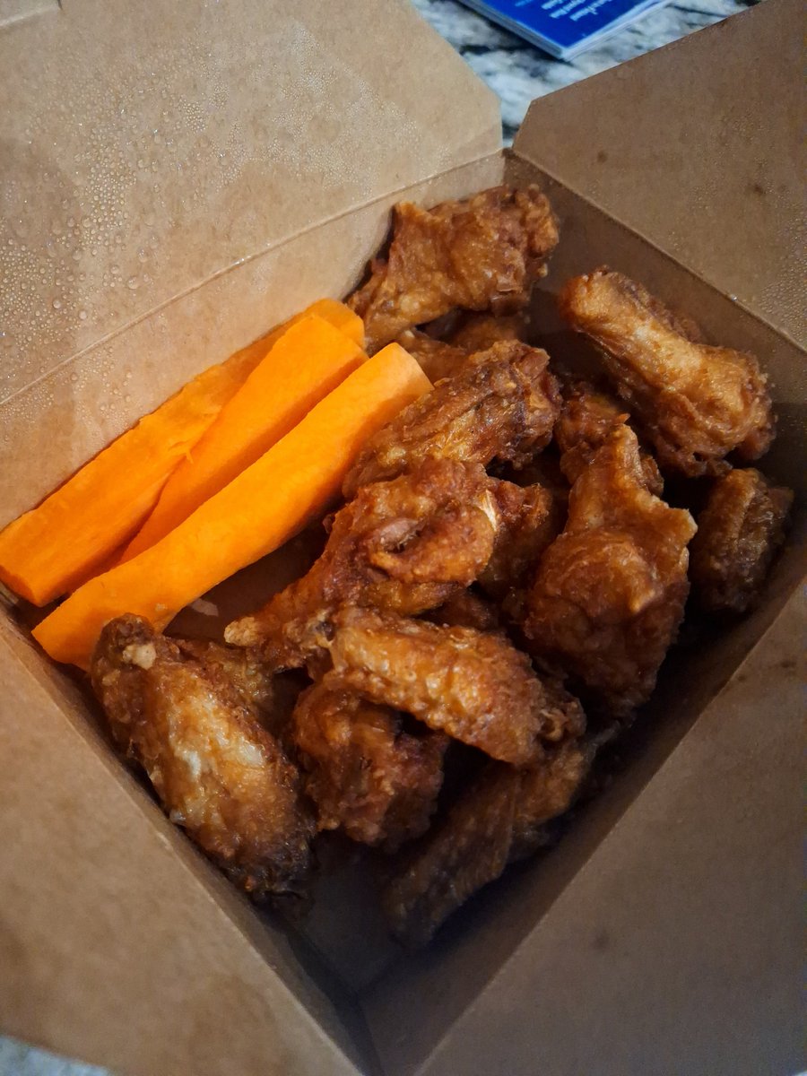 CarolineJBecker's tweet photo. Delivery?! But they are still crispy @gabbystoronto @doordash_ca #tgif 🔥 #wings #spice #bestoftheday #photooftheday #bestoftheday #wings #wingtime #delivery #doordash #gabbys #toronto #eeeeeats #foods #familytime #love #goodvibesonly #weekendtime #local #localbusiness #picoftheday #dips #hotsauce #hotones #crispy #crispychicken