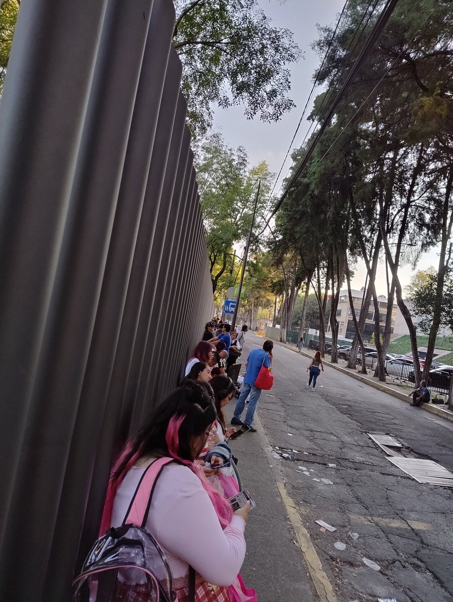 PaulFH13's tweet photo. @RTP_CiudadDeMex Como siempre...en la ruta Paseo Acoxpa-Auditorio. El último pasó a las 15:50 horas y ahorita son ya las 16:53 no llega ni uno. Que solo está operando una sola unidad? Se supone que es un servicio expreso directo y por eso son 20 pesos de cobro. https://t.co/GbwFvVWXfx