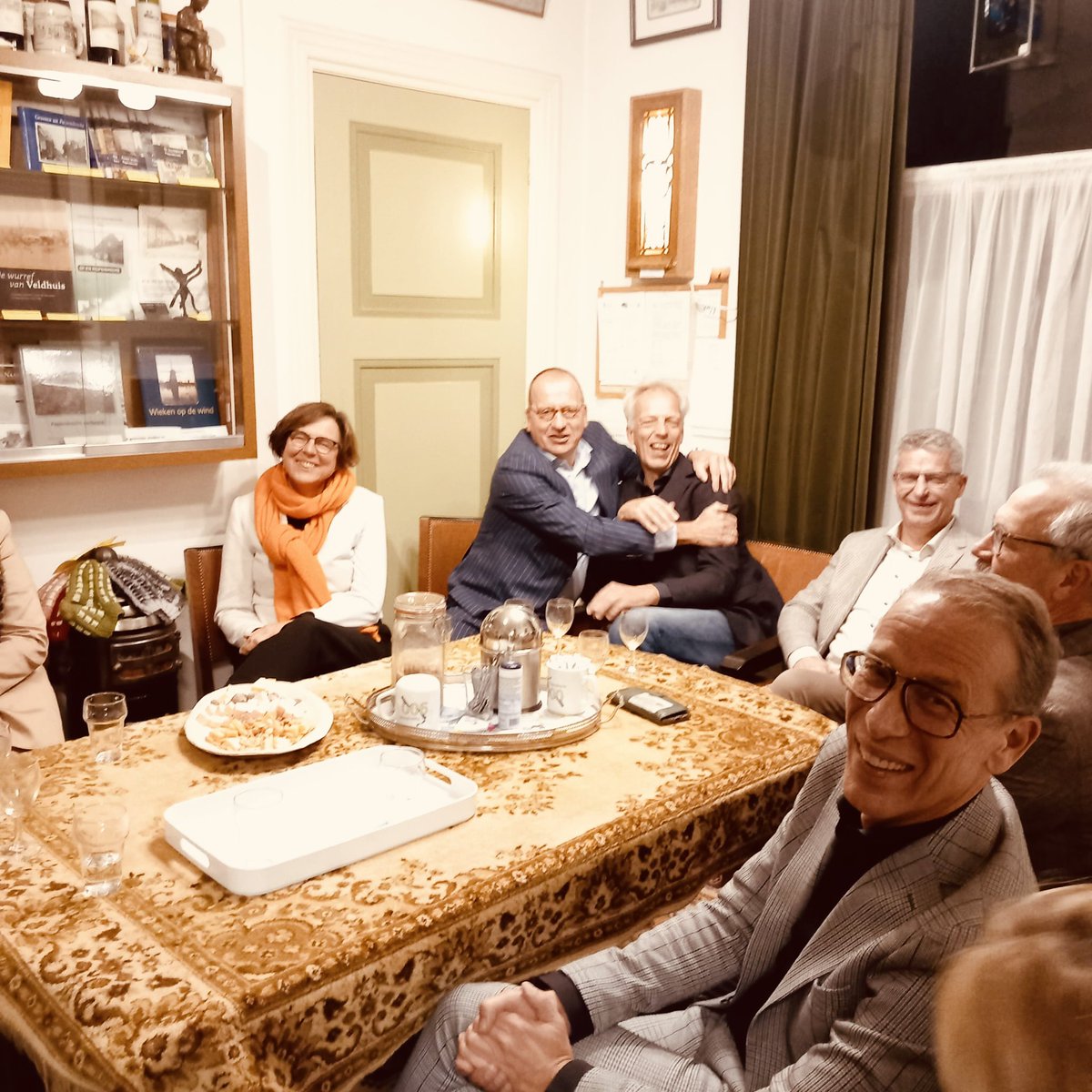 SjorsFrohlich's tweet photo. Met de burgemeesterskring Alblasserwaard/Vijfheerenlanden op bezoek in Papendrecht. @margreet_vdriel ontving ons op het voormalige politiebureau, nu museum. Geheel ingericht in jaren 70 stijl. Na een wandeling langs de Merwede samengekomen in @de_Ertepeller voor een avond vol mooie ervaringen. Dank!